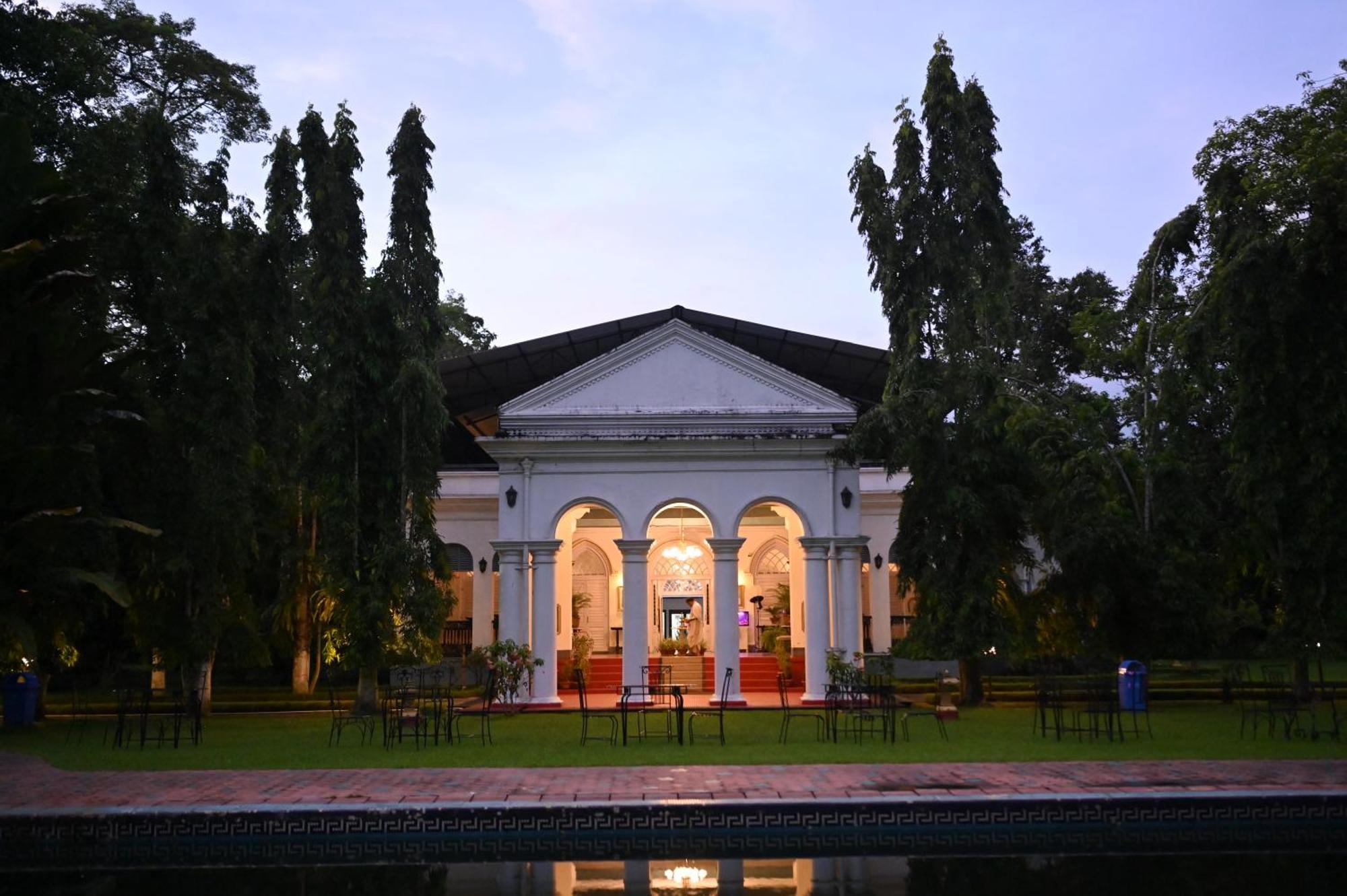 Thengal Manor Otel Jorhāt Dış mekan fotoğraf