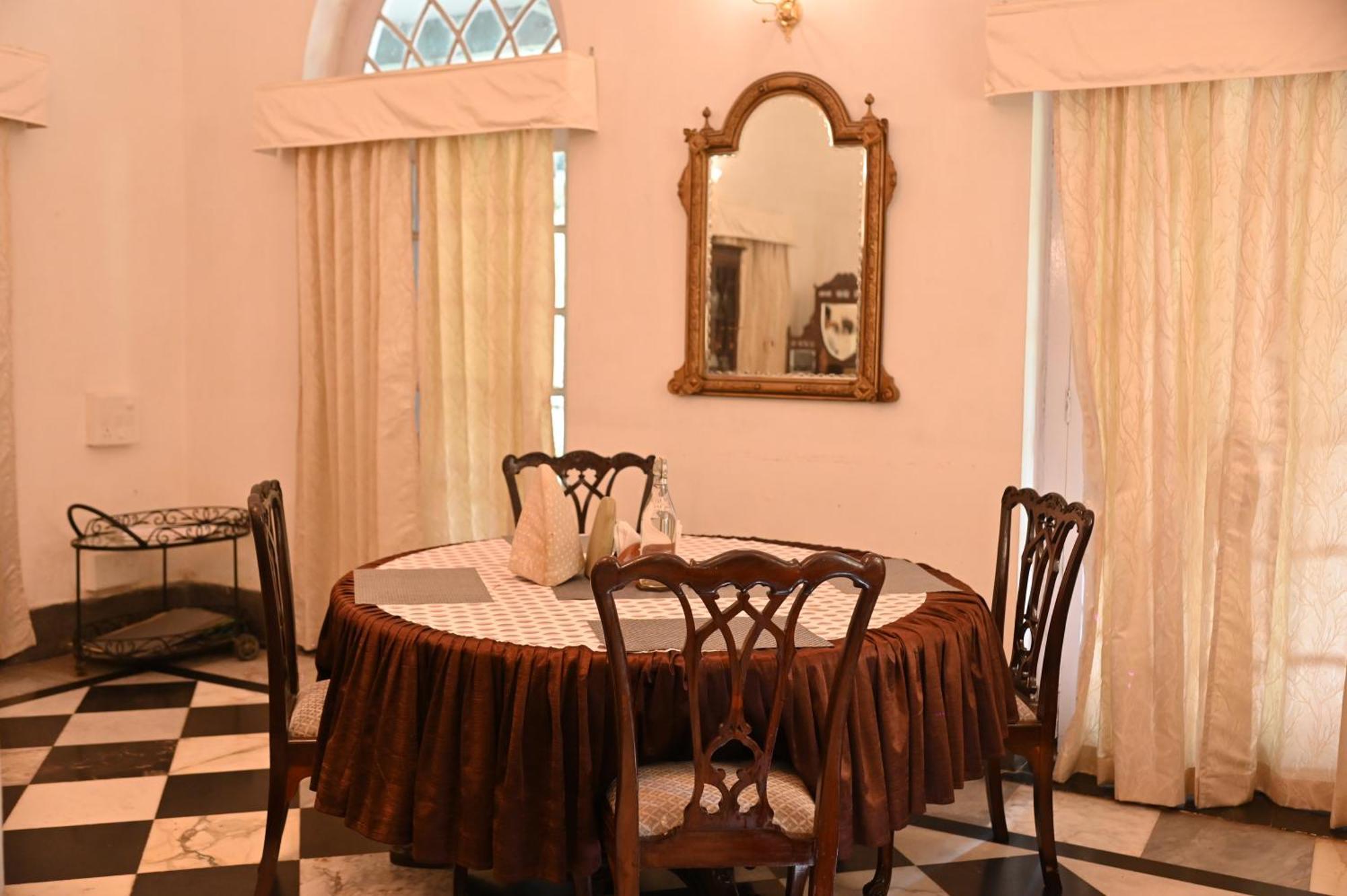 Thengal Manor Otel Jorhāt Dış mekan fotoğraf