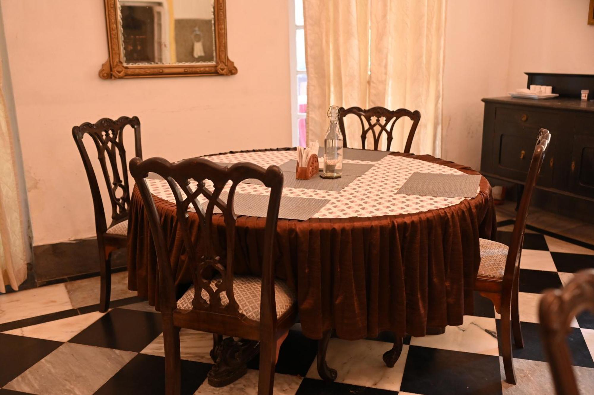Thengal Manor Otel Jorhāt Dış mekan fotoğraf